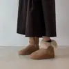 Botas de nieve de plataforma modernas y versátiles para mujer, estilo retro, nueva colección de invierno 2026, con detalle de hebilla, diseño reversible y forro grueso de felpa para abrigar.