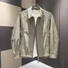 Chaqueta de cuadros patchwork para hombre, estilo dos piezas falso, una prenda exterior elegante y versátil que combina un look limpio y moderno con un toque de lujo, perfecta para el trabajo al aire libre.