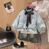Ropa de abrigo para niñas 2026 otoño nuevo estilo coreano manga larga elegante cuello alto chaqueta con capullo floral para niños de mediana edad