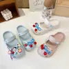 Zapatos de playa Mary Jane huecos DIY con decoración de dibujos animados para niñas, pantuflas antideslizantes de punta cerrada para uso en exteriores.