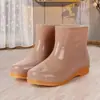 Sapatos de trabalho curtos à prova d'água para adultos, galochas de chuva da moda para atividades ao ar livre para mulheres, sapatos baixos da moda para casa e lavanderia no verão