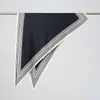 Nuevo pañuelo triangular de moda y sencillo estilo coreano, agradable para la piel y suave, chal triangular de seda artificial con un tacto de alta gama, combinado con un pañuelo triangular de seda
