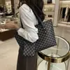 Bolsa de mano retro de alta gama de gran capacidad, un nuevo estilo transfronterizo, versátil para el trabajo, a la moda, con un patrón de monograma único, y se puede llevar en la mano o usar como bandolera.