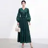Vestido cruzado para mujer estilo francés, modelo nuevo 2026, lujo ligero con un toque de alta gama, intrincado bordado de encaje, entallado en la cintura, vestido largo Issey Miyake