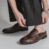 Pantuflas cerradas de talla grande, nuevo modelo de verano, zapatos de cuero slip-on estilo retro británico para hombre, modernos y a la moda, zapatos de hombre sin talón