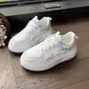 Zapatos casuales de suela gruesa de comercio exterior transfronterizos, zapatillas blancas de malla versátiles para el nuevo otoño, zapatos deportivos transpirables versátiles para mujer que aumentan la altura