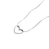 Collar con Colgante de Corazón Mariposa Hueco Transfronterizo de Acero de Titanio para Mujer, Sencillo y Moderno con un Toque de Alta Gama, Joyería Versátil de Cadena para Clavícula