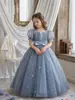 Novo vestido infantil de princesa em azul-cinza com lantejoulas de céu estrelado, mangas bufantes e uma saia fofa para celebração de aniversário infantil