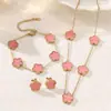 Moderna Versátil Acero de Titanio Chapado en Oro Real de 18 Quilates Flor de Cinco Hojas de la Suerte Conjunto de Collar Pulsera Pendientes Joyería para Mujer