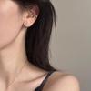 Pendientes elegantes de lujo con hebilla de oreja de circonita de cuatro garras y diseño superbrillante para mujer, de estilo nicho, para uso diario, europeos y americanos, nuevos al por mayor.