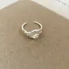 Serenidad de Té Blanco, Anillo Abierto Irregular de Perla Tejido Plegado, Anillo de Dedo Índice de Lujo Ligero de Gama Alta, Accesorio de Mano de Moda