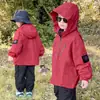 Jaqueta de Outono para Meninos Três em Um Corta-vento Roupas Infantis Estilo Primavera e Outono Roupa Superior à Prova de Vento e Impermeável para Bebês Roupa de Exterior para Meninos