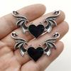 Europa y Estados Unidos accesorios de joyería de aleación de zinc diy calientes accesorios colgantes de alas de corazón de diablo adecuados para collar aretes