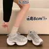 Zapatos de papá gruesos de cuero genuino populares en stock para mujer, que aumentan la altura, zapatillas casuales versátiles nuevas de principios de otoño 2026