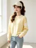 Suéter pullover corto elegante de estilo universitario coreano con bordado de poni, colores contrastantes y rayas en las mangas para uso casual diario.