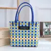 Bolsa Tejida de Celebridad de Internet Ins Color de Contraste Cuadros Bolsa Tejida a Mano División de Color Plástico Tejido Bolso de Mano Tejido para Vacaciones en la Playa