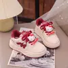 Tênis de couro para meninas, nova coleção de verão 2026, tênis brancos infantis, sapatos casuais para estudantes, sapatos de menina com fecho de velcro
