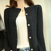 100% Lana Peinada 2026 Otoño e Invierno Nuevo Cárdigan de Punto Elegante Adelgazante para Mujer de Corte Ajustado con Cuello Redondo y Patrón Retorcido Corto