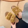 Chinelos peludos de design moderno com duas tiras para mulheres, novo estilo outono e inverno 2026, chinelos de algodão plataforma com sola grossa para aumentar a altura, tipo slip-on