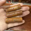 Talla de madera de durazno natural, diseño de "riqueza instantánea", disponible en varios estilos, forma rectangular con dos agujeros, adecuado para collares y llaveros DIY