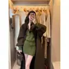 Un impresionante conjunto de punto para mujer, perfecto para atuendos de otoño e invierno: un conjunto completo que incluye un suéter verde, una cárdigan y una falda, hecho de lana