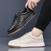 Zapatillas de caña baja de piel de vacuno de capa superior, adecuadas para todas las estaciones, zapatos versátiles para hombre, suela plana, antideslizantes, resistentes al desgaste, duraderos, color blanco