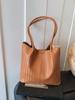 Bolsa Feminina Vintage de Outono de Grande Capacidade 2026 Nova Moda Bolsa de Ombro com Padrão Trançado Bolsa Tote para Escritório