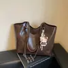 Bolsa Tote de Ombro Grande em Couro PU Macio com Cor Lavada Retrô Transfronteiriça Versátil para o Dia a Dia Bolsinha Casual de Axila para Mulheres