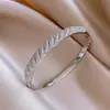 Pulseira com Fivela Listrada de Zircônia Banhada a Ouro Real 18K, Pulseira de Luxo Leve de Alta Qualidade, Joias de Moda Europeias e Americanas Resistentes para Mulheres