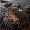Manta con Estampado de Leopardo Maillard de Piel de Conejo Juego de Cuatro Piezas Invierno Engrosado Cálido Sábana Bajera y Funda de Edredón de Terciopelo de Leche Ropa de Cama