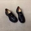 Mocasines de cuero con suela gruesa para mujer para ir al trabajo, zapatos slip-on vintage de tacón grueso, zapatos de cuero versátiles estilo británico con hebilla dorada