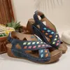 Sandálias de salto plataforma femininas versáteis pretas confortáveis de sola grossa em estilo europeu e americano patchwork, modernas e coloridas