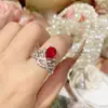Anel Série Pedras Preciosas Vermelho Sangue de Pombo Estilo Luxo Moda Camélia para Mulheres, Anel Aberto Luxuoso Brilhante Diamante Estilo Corte Vintage