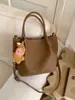 Nova Bolsa Tote de Ombro Simples de Grande Capacidade para o Outono e Inverno de 2025 Estilo Estrangeiro Tendência de Nicho Bolsa Versátil de Mão para Mulheres