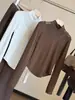 Camiseta de manga comprida com design consciente, nicho sexy, malha fina de fleece com retalhos, roupa íntima feminina para outono e inverno, top base justo