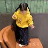 Colección de invierno 2026 para niñas estilo coreano: sudadera con capucha de forro polar de color amarillo, con estampado de estrellas lindo, y pantalones casuales con estampado de estrellas