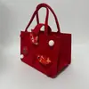 2027 Año del Cordero Nuevo Modelo Bolsa de Fieltro Portátil de Alta Calidad del Fabricante Original al por Mayor, Bolsa de Fieltro de Gran Capacidad Cómoda de Transportar Durante Largos Períodos de Tiempo