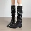 Botas femininas da moda 2026 para o outono, de cano alto até o joelho, com altura aumentada, design plissado e bico quadrado retrô, botas de montaria de cano alto