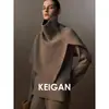 Um item essencial para criar looks estilosos: um xale de gola alta em lã merino super fina com uma fenda, oferecendo várias maneiras de usá-lo