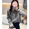 Suéter de punto con botón de lazo de cuentas vintage, nuevo producto de invierno, estilo de Hong Kong, tejido elegante de cuello redondo, versátil para usar en capas