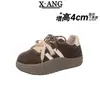 Sapatos de treino alemães de couro genuíno com sola grossa, mocassins femininos, nova coleção outono/inverno 2026, forrados com fleece, sapatos de algodão duplo, tênis casuais
