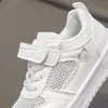 Zapatos Blancos para Niños 2026 Primavera y Otoño Nuevos de Malla Transpirable Zapatos Deportivos Blancos para Niños Zapatos Casuales de Tabla para Niñas Modernos