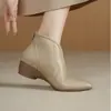 Botas de tornozelo forradas com fleece para mulheres, perfeitas para o outono e inverno. Estas botas Chelsea de sola macia são confortáveis e não vão cansar os seus pés.. Ideal para mães de meia-idade e idosas, combinam bem com vestidos