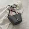 Bolso de cesta de moda y elegante para mujer, nuevo modelo de invierno 2026, color liso elegante, alto valor estético, bolso de hombro de nicho