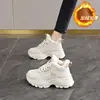 Otoño Invierno 2026 Nuevos Zapatos de Papá Engrosados con Felpa para Chicas Bajitas Aumentadores de Altura Suela Gruesa Zapatos Deportivos Casuales Zapatos de Mujer