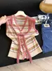 2026 Verano Nuevo Falso Dos Piezas Rayas de Color Transpirable Reductor de Edad Camiseta de Punto para Mujer Versátil Adelgazante Personalidad Top Pequeño 12772