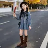 Roupas infantis vestidos para meninas jeans poá com cadarço corte justo vestidos que marcam a cintura 26 Primavera/Outono novos estilos exportação direta da fábrica