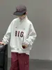 Moletom com Gola Alta para Meninos Estilo Primavera e Outono 2026 Novo Estilo Roupas Infantis Médias e Grandes Top de Manga Longa de Outono Roupas de Outono Menino Tendência Legal