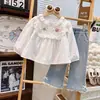 2026 Conjunto Nuevo Estilo Otoño para Niñas Lindo Camisa de Muñeca con Bordado de Encaje con Pantalones Largos de Mezclilla Conjunto de Dos Piezas Ropa para Bebé Niña
