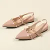 Moda Casual Feminina Nova Primavera/Verão 2026 Estilo Francês Sandálias Fechadas com Tachas Sapatos Femininos Planos para Uso Externo Transfronteiriço